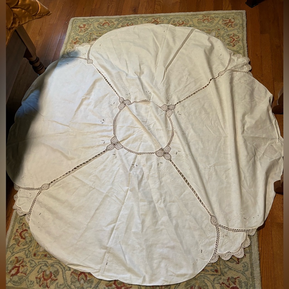 Beautiful cream round table cloth approx 60x60
